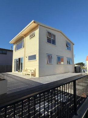 Foxton Beach Bach 5 Star Location 2 Min Walk To Beach New Furnishings BBQ